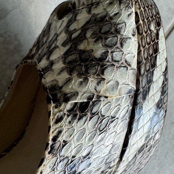 Jimmy Choo Women's Snakeskin Peep Toe Heels - 6.5 - Picture 5 of 11